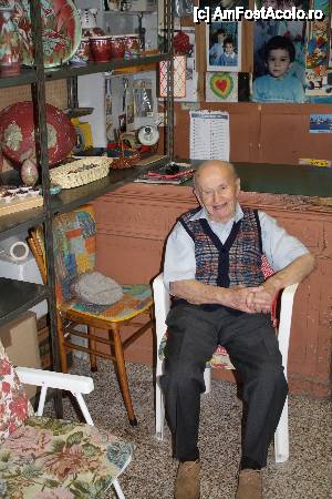[P28] Negustor batran dintr-un magazin cu amintiri pe Via del'Borgo din Brisighella » foto by timis
 - 
<span class="allrVoted glyphicon glyphicon-heart hidden" id="av411842"></span>
<a class="m-l-10 hidden" id="sv411842" onclick="voting_Foto_DelVot(,411842,13912)" role="button">șterge vot <span class="glyphicon glyphicon-remove"></span></a>
<a id="v9411842" class=" c-red"  onclick="voting_Foto_SetVot(411842)" role="button"><span class="glyphicon glyphicon-heart-empty"></span> <b>LIKE</b> = Votează poza</a> <img class="hidden"  id="f411842W9" src="/imagini/loader.gif" border="0" /><span class="AjErrMes hidden" id="e411842ErM"></span>