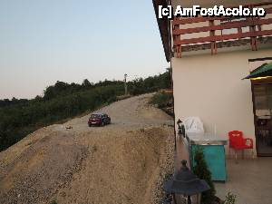 [P08] Punctul terminus al drumului de acces la pensiune. Din poziţia în care se află maşina parcată nu ai nici o şansă să urci panta pt. că nu apuci să prinzi suficientă viteză.  » foto by ebirsan
 - 
<span class="allrVoted glyphicon glyphicon-heart hidden" id="av453478"></span>
<a class="m-l-10 hidden" id="sv453478" onclick="voting_Foto_DelVot(,453478,14031)" role="button">șterge vot <span class="glyphicon glyphicon-remove"></span></a>
<a id="v9453478" class=" c-red"  onclick="voting_Foto_SetVot(453478)" role="button"><span class="glyphicon glyphicon-heart-empty"></span> <b>LIKE</b> = Votează poza</a> <img class="hidden"  id="f453478W9" src="/imagini/loader.gif" border="0" /><span class="AjErrMes hidden" id="e453478ErM"></span>