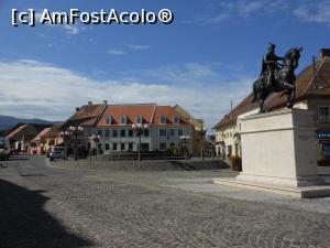 [P20] Cisnădie - Piața centrală cu Primăria și statuia lui Mihai Viteazul.  » foto by iulianic
 - 
<span class="allrVoted glyphicon glyphicon-heart hidden" id="av1112190"></span>
<a class="m-l-10 hidden" id="sv1112190" onclick="voting_Foto_DelVot(,1112190,14095)" role="button">șterge vot <span class="glyphicon glyphicon-remove"></span></a>
<a id="v91112190" class=" c-red"  onclick="voting_Foto_SetVot(1112190)" role="button"><span class="glyphicon glyphicon-heart-empty"></span> <b>LIKE</b> = Votează poza</a> <img class="hidden"  id="f1112190W9" src="/imagini/loader.gif" border="0" /><span class="AjErrMes hidden" id="e1112190ErM"></span>