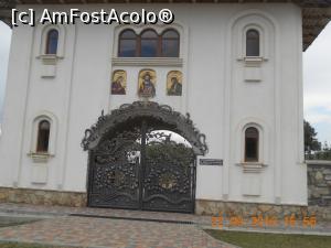 [P01] poarta de la intrarea in curtea mănăstirii » foto by zlatna
 - 
<span class="allrVoted glyphicon glyphicon-heart hidden" id="av827396"></span>
<a class="m-l-10 hidden" id="sv827396" onclick="voting_Foto_DelVot(,827396,14160)" role="button">șterge vot <span class="glyphicon glyphicon-remove"></span></a>
<a id="v9827396" class=" c-red"  onclick="voting_Foto_SetVot(827396)" role="button"><span class="glyphicon glyphicon-heart-empty"></span> <b>LIKE</b> = Votează poza</a> <img class="hidden"  id="f827396W9" src="/imagini/loader.gif" border="0" /><span class="AjErrMes hidden" id="e827396ErM"></span>