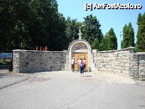 [P126] Mănăstirea Sfântul Nicolae Domnesc, Popăuți: intrarea în așezământul monahal » foto by mariana.olaru
 - 
<span class="allrVoted glyphicon glyphicon-heart hidden" id="av421249"></span>
<a class="m-l-10 hidden" id="sv421249" onclick="voting_Foto_DelVot(,421249,14160)" role="button">șterge vot <span class="glyphicon glyphicon-remove"></span></a>
<a id="v9421249" class=" c-red"  onclick="voting_Foto_SetVot(421249)" role="button"><span class="glyphicon glyphicon-heart-empty"></span> <b>LIKE</b> = Votează poza</a> <img class="hidden"  id="f421249W9" src="/imagini/loader.gif" border="0" /><span class="AjErrMes hidden" id="e421249ErM"></span>