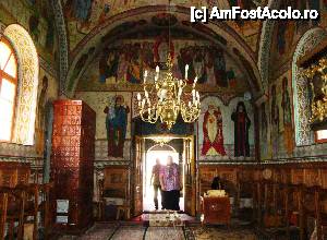 [P36] Mănăstirea Vorona: interior Biserica Nașterea Maicii Domnului, vedere spre ieșire » foto by mariana.olaru
 - 
<span class="allrVoted glyphicon glyphicon-heart hidden" id="av421047"></span>
<a class="m-l-10 hidden" id="sv421047" onclick="voting_Foto_DelVot(,421047,14160)" role="button">șterge vot <span class="glyphicon glyphicon-remove"></span></a>
<a id="v9421047" class=" c-red"  onclick="voting_Foto_SetVot(421047)" role="button"><span class="glyphicon glyphicon-heart-empty"></span> <b>LIKE</b> = Votează poza</a> <img class="hidden"  id="f421047W9" src="/imagini/loader.gif" border="0" /><span class="AjErrMes hidden" id="e421047ErM"></span>