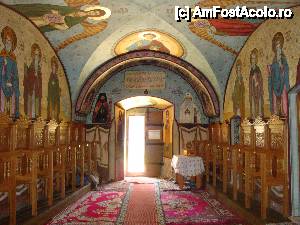 [P54] Mănăstirea Vorona: pronaos Biserica Adormirea Maicii Domnului, cu vedere spre ieșire » foto by mariana.olaru
 - 
<span class="allrVoted glyphicon glyphicon-heart hidden" id="av421082"></span>
<a class="m-l-10 hidden" id="sv421082" onclick="voting_Foto_DelVot(,421082,14160)" role="button">șterge vot <span class="glyphicon glyphicon-remove"></span></a>
<a id="v9421082" class=" c-red"  onclick="voting_Foto_SetVot(421082)" role="button"><span class="glyphicon glyphicon-heart-empty"></span> <b>LIKE</b> = Votează poza</a> <img class="hidden"  id="f421082W9" src="/imagini/loader.gif" border="0" /><span class="AjErrMes hidden" id="e421082ErM"></span>