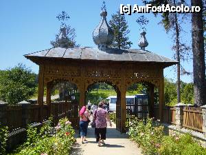 [P59] Mănăstirea Vorona: la ieșirea din sfântul lăcaș » foto by mariana.olaru
 - 
<span class="allrVoted glyphicon glyphicon-heart hidden" id="av421096"></span>
<a class="m-l-10 hidden" id="sv421096" onclick="voting_Foto_DelVot(,421096,14160)" role="button">șterge vot <span class="glyphicon glyphicon-remove"></span></a>
<a id="v9421096" class=" c-red"  onclick="voting_Foto_SetVot(421096)" role="button"><span class="glyphicon glyphicon-heart-empty"></span> <b>LIKE</b> = Votează poza</a> <img class="hidden"  id="f421096W9" src="/imagini/loader.gif" border="0" /><span class="AjErrMes hidden" id="e421096ErM"></span>