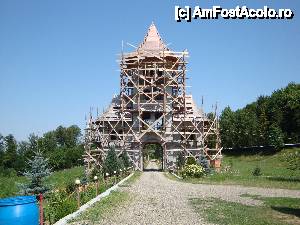 [P61] Mănăstirea Sihăstria Voronei: turnul clopotniță de la intrare, aflat în renovare » foto by mariana.olaru
 - 
<span class="allrVoted glyphicon glyphicon-heart hidden" id="av421106"></span>
<a class="m-l-10 hidden" id="sv421106" onclick="voting_Foto_DelVot(,421106,14160)" role="button">șterge vot <span class="glyphicon glyphicon-remove"></span></a>
<a id="v9421106" class=" c-red"  onclick="voting_Foto_SetVot(421106)" role="button"><span class="glyphicon glyphicon-heart-empty"></span> <b>LIKE</b> = Votează poza</a> <img class="hidden"  id="f421106W9" src="/imagini/loader.gif" border="0" /><span class="AjErrMes hidden" id="e421106ErM"></span>