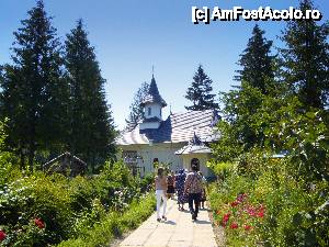 [P62] Mănăstirea Sihăstria Voronei: pe aleea ce duce la biserică » foto by mariana.olaru
 - 
<span class="allrVoted glyphicon glyphicon-heart hidden" id="av421109"></span>
<a class="m-l-10 hidden" id="sv421109" onclick="voting_Foto_DelVot(,421109,14160)" role="button">șterge vot <span class="glyphicon glyphicon-remove"></span></a>
<a id="v9421109" class=" c-red"  onclick="voting_Foto_SetVot(421109)" role="button"><span class="glyphicon glyphicon-heart-empty"></span> <b>LIKE</b> = Votează poza</a> <img class="hidden"  id="f421109W9" src="/imagini/loader.gif" border="0" /><span class="AjErrMes hidden" id="e421109ErM"></span>