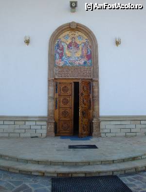 [P98] Mănăstirea Zosin: Biserica cu triplu hram (Adormirea Maicii Domnului, Izvorul Tămăduirii și Duminica Tuturor Sfinților Români), ușa de intrare » foto by mariana.olaru
 - 
<span class="allrVoted glyphicon glyphicon-heart hidden" id="av421201"></span>
<a class="m-l-10 hidden" id="sv421201" onclick="voting_Foto_DelVot(,421201,14160)" role="button">șterge vot <span class="glyphicon glyphicon-remove"></span></a>
<a id="v9421201" class=" c-red"  onclick="voting_Foto_SetVot(421201)" role="button"><span class="glyphicon glyphicon-heart-empty"></span> <b>LIKE</b> = Votează poza</a> <img class="hidden"  id="f421201W9" src="/imagini/loader.gif" border="0" /><span class="AjErrMes hidden" id="e421201ErM"></span>