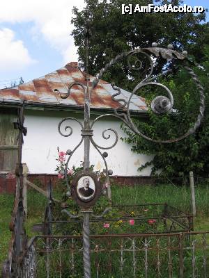 [P13] Mormântul revizorului școlar și geografului Vasile C. Nădejde, autor în 1895 a „Dicționarului geografic al județului Botoșani” - Mănăstirea Agafton.  » foto by tata123 🔱
 - 
<span class="allrVoted glyphicon glyphicon-heart hidden" id="av587706"></span>
<a class="m-l-10 hidden" id="sv587706" onclick="voting_Foto_DelVot(,587706,14160)" role="button">șterge vot <span class="glyphicon glyphicon-remove"></span></a>
<a id="v9587706" class=" c-red"  onclick="voting_Foto_SetVot(587706)" role="button"><span class="glyphicon glyphicon-heart-empty"></span> <b>LIKE</b> = Votează poza</a> <img class="hidden"  id="f587706W9" src="/imagini/loader.gif" border="0" /><span class="AjErrMes hidden" id="e587706ErM"></span>