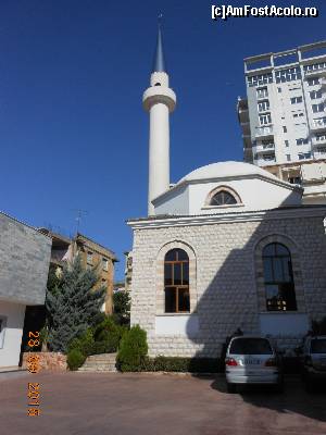 [P34] Sarandë - Moscheea.  » foto by iulianic
 - 
<span class="allrVoted glyphicon glyphicon-heart hidden" id="av687815"></span>
<a class="m-l-10 hidden" id="sv687815" onclick="voting_Foto_DelVot(,687815,14195)" role="button">șterge vot <span class="glyphicon glyphicon-remove"></span></a>
<a id="v9687815" class=" c-red"  onclick="voting_Foto_SetVot(687815)" role="button"><span class="glyphicon glyphicon-heart-empty"></span> <b>LIKE</b> = Votează poza</a> <img class="hidden"  id="f687815W9" src="/imagini/loader.gif" border="0" /><span class="AjErrMes hidden" id="e687815ErM"></span>