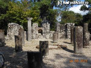 [P17] Butrint - Baptisteriul. Coloanele ruinate şi mozaicul circular din centru.  » foto by iulianic
 - 
<span class="allrVoted glyphicon glyphicon-heart hidden" id="av689457"></span>
<a class="m-l-10 hidden" id="sv689457" onclick="voting_Foto_DelVot(,689457,14195)" role="button">șterge vot <span class="glyphicon glyphicon-remove"></span></a>
<a id="v9689457" class=" c-red"  onclick="voting_Foto_SetVot(689457)" role="button"><span class="glyphicon glyphicon-heart-empty"></span> <b>LIKE</b> = Votează poza</a> <img class="hidden"  id="f689457W9" src="/imagini/loader.gif" border="0" /><span class="AjErrMes hidden" id="e689457ErM"></span>