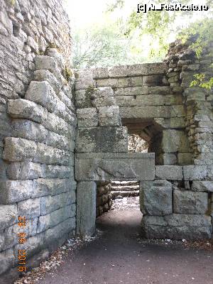 [P32] Butrint - Poarta Leului.  » foto by iulianic
 - 
<span class="allrVoted glyphicon glyphicon-heart hidden" id="av689472"></span>
<a class="m-l-10 hidden" id="sv689472" onclick="voting_Foto_DelVot(,689472,14195)" role="button">șterge vot <span class="glyphicon glyphicon-remove"></span></a>
<a id="v9689472" class=" c-red"  onclick="voting_Foto_SetVot(689472)" role="button"><span class="glyphicon glyphicon-heart-empty"></span> <b>LIKE</b> = Votează poza</a> <img class="hidden"  id="f689472W9" src="/imagini/loader.gif" border="0" /><span class="AjErrMes hidden" id="e689472ErM"></span>