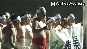[P06] Tin banere cu companiile, sau organizatiile pe care le prezinta. Acest festival este televizat. Festivalul Oamenilor Dezbracati - Saidaiji Hadaka Matsuri, Okayama.  » foto by TraianS
 - 
<span class="allrVoted glyphicon glyphicon-heart hidden" id="av423111"></span>
<a class="m-l-10 hidden" id="sv423111" onclick="voting_Foto_DelVot(,423111,14206)" role="button">șterge vot <span class="glyphicon glyphicon-remove"></span></a>
<a id="v9423111" class=" c-red"  onclick="voting_Foto_SetVot(423111)" role="button"><span class="glyphicon glyphicon-heart-empty"></span> <b>LIKE</b> = Votează poza</a> <img class="hidden"  id="f423111W9" src="/imagini/loader.gif" border="0" /><span class="AjErrMes hidden" id="e423111ErM"></span>