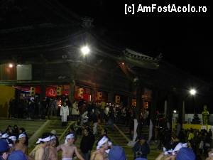 [P09] Templul si platforma unde se aduna toti cei 9000 de dezbracati. In curtea interioara sunt aruncate betisoarele. Festivalul Oamenilor Dezbracati - Saidaiji Hadaka Matsuri, Okayama.  » foto by TraianS
 - 
<span class="allrVoted glyphicon glyphicon-heart hidden" id="av423114"></span>
<a class="m-l-10 hidden" id="sv423114" onclick="voting_Foto_DelVot(,423114,14206)" role="button">șterge vot <span class="glyphicon glyphicon-remove"></span></a>
<a id="v9423114" class=" c-red"  onclick="voting_Foto_SetVot(423114)" role="button"><span class="glyphicon glyphicon-heart-empty"></span> <b>LIKE</b> = Votează poza</a> <img class="hidden"  id="f423114W9" src="/imagini/loader.gif" border="0" /><span class="AjErrMes hidden" id="e423114ErM"></span>