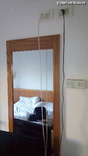 [P12] Probabil n-au găsit un electrician ceva mai înalt când au montat prizele. De pieptănat în dreptul oglinzii era mai uşor. Renunţai.  » foto by Aqvila
 - 
<span class="allrVoted glyphicon glyphicon-heart hidden" id="av673563"></span>
<a class="m-l-10 hidden" id="sv673563" onclick="voting_Foto_DelVot(,673563,14241)" role="button">șterge vot <span class="glyphicon glyphicon-remove"></span></a>
<a id="v9673563" class=" c-red"  onclick="voting_Foto_SetVot(673563)" role="button"><span class="glyphicon glyphicon-heart-empty"></span> <b>LIKE</b> = Votează poza</a> <img class="hidden"  id="f673563W9" src="/imagini/loader.gif" border="0" /><span class="AjErrMes hidden" id="e673563ErM"></span>