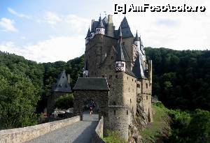 P03 [JUN-2015] Castelul Eltz vazut de la poarta de intrare. Cum treci de poarta, la dreapta este casa de bilete