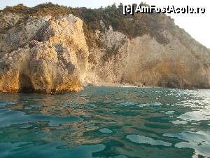 [P04] vedere din apa asupra plajei noastre ascunse, în stânca din partea stângă este mica peșteră » foto by FloreS
 - 
<span class="allrVoted glyphicon glyphicon-heart hidden" id="av357407"></span>
<a class="m-l-10 hidden" id="sv357407" onclick="voting_Foto_DelVot(,357407,14442)" role="button">șterge vot <span class="glyphicon glyphicon-remove"></span></a>
<a id="v9357407" class=" c-red"  onclick="voting_Foto_SetVot(357407)" role="button"><span class="glyphicon glyphicon-heart-empty"></span> <b>LIKE</b> = Votează poza</a> <img class="hidden"  id="f357407W9" src="/imagini/loader.gif" border="0" /><span class="AjErrMes hidden" id="e357407ErM"></span>
