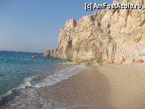 [P05] cei in barcuta galbena au plecat in drum spre Aghios Nikitas. Unde se vede gaura in stanca este intrarea mare in pestera » foto by FloreS
 - 
<span class="allrVoted glyphicon glyphicon-heart hidden" id="av357414"></span>
<a class="m-l-10 hidden" id="sv357414" onclick="voting_Foto_DelVot(,357414,14442)" role="button">șterge vot <span class="glyphicon glyphicon-remove"></span></a>
<a id="v9357414" class=" c-red"  onclick="voting_Foto_SetVot(357414)" role="button"><span class="glyphicon glyphicon-heart-empty"></span> <b>LIKE</b> = Votează poza</a> <img class="hidden"  id="f357414W9" src="/imagini/loader.gif" border="0" /><span class="AjErrMes hidden" id="e357414ErM"></span>