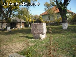[P06] Blocul de marmură indică locul casei originale.  » foto by Zoazore
 - 
<span class="allrVoted glyphicon glyphicon-heart hidden" id="av912631"></span>
<a class="m-l-10 hidden" id="sv912631" onclick="voting_Foto_DelVot(,912631,14443)" role="button">șterge vot <span class="glyphicon glyphicon-remove"></span></a>
<a id="v9912631" class=" c-red"  onclick="voting_Foto_SetVot(912631)" role="button"><span class="glyphicon glyphicon-heart-empty"></span> <b>LIKE</b> = Votează poza</a> <img class="hidden"  id="f912631W9" src="/imagini/loader.gif" border="0" /><span class="AjErrMes hidden" id="e912631ErM"></span>