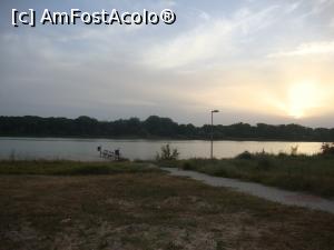 [P06] Sâmbătă seara am ieșit la plimbare pe aleea de promenadă dintre Jupiter și Neptun, mărginită de lacul Neptun 2 pe de o parte (în imagine) și de plajă, în partea cealaltă.  » foto by Floryn81
 - 
<span class="allrVoted glyphicon glyphicon-heart hidden" id="av752478"></span>
<a class="m-l-10 hidden" id="sv752478" onclick="voting_Foto_DelVot(,752478,14525)" role="button">șterge vot <span class="glyphicon glyphicon-remove"></span></a>
<a id="v9752478" class=" c-red"  onclick="voting_Foto_SetVot(752478)" role="button"><span class="glyphicon glyphicon-heart-empty"></span> <b>LIKE</b> = Votează poza</a> <img class="hidden"  id="f752478W9" src="/imagini/loader.gif" border="0" /><span class="AjErrMes hidden" id="e752478ErM"></span>
