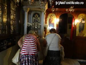 [P35] Mănăstirea Sfântul Nectarie din Eghina : închinare la racla sfintelor moaște din Biserica Sfânta Treime » foto by mariana.olaru
 - 
<span class="allrVoted glyphicon glyphicon-heart hidden" id="av688128"></span>
<a class="m-l-10 hidden" id="sv688128" onclick="voting_Foto_DelVot(,688128,14569)" role="button">șterge vot <span class="glyphicon glyphicon-remove"></span></a>
<a id="v9688128" class=" c-red"  onclick="voting_Foto_SetVot(688128)" role="button"><span class="glyphicon glyphicon-heart-empty"></span> <b>LIKE</b> = Votează poza</a> <img class="hidden"  id="f688128W9" src="/imagini/loader.gif" border="0" /><span class="AjErrMes hidden" id="e688128ErM"></span>