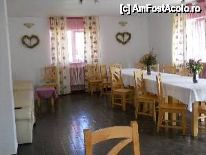 [P04] O parte din living (mai este o masa la fel de mare in spatele fotografului)  » foto by cloverina
 - 
<span class="allrVoted glyphicon glyphicon-heart hidden" id="av440511"></span>
<a class="m-l-10 hidden" id="sv440511" onclick="voting_Foto_DelVot(,440511,14636)" role="button">șterge vot <span class="glyphicon glyphicon-remove"></span></a>
<a id="v9440511" class=" c-red"  onclick="voting_Foto_SetVot(440511)" role="button"><span class="glyphicon glyphicon-heart-empty"></span> <b>LIKE</b> = Votează poza</a> <img class="hidden"  id="f440511W9" src="/imagini/loader.gif" border="0" /><span class="AjErrMes hidden" id="e440511ErM"></span>
