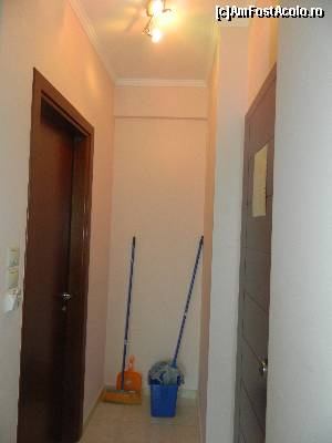 [P03] Imediat după ușă tronau o găleată, mopul, peria – ce mai: o adevărată invitație la autogospodărire » foto by Dabator
 - 
<span class="allrVoted glyphicon glyphicon-heart hidden" id="av599447"></span>
<a class="m-l-10 hidden" id="sv599447" onclick="voting_Foto_DelVot(,599447,14671)" role="button">șterge vot <span class="glyphicon glyphicon-remove"></span></a>
<a id="v9599447" class=" c-red"  onclick="voting_Foto_SetVot(599447)" role="button"><span class="glyphicon glyphicon-heart-empty"></span> <b>LIKE</b> = Votează poza</a> <img class="hidden"  id="f599447W9" src="/imagini/loader.gif" border="0" /><span class="AjErrMes hidden" id="e599447ErM"></span>