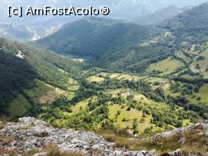 [P27] Vedere spre cătunul Prisăcina (jos, in vale) și Munții Mehedinți » foto by Mika
 - 
<span class="allrVoted glyphicon glyphicon-heart hidden" id="av1175279"></span>
<a class="m-l-10 hidden" id="sv1175279" onclick="voting_Foto_DelVot(,1175279,14820)" role="button">șterge vot <span class="glyphicon glyphicon-remove"></span></a>
<a id="v91175279" class=" c-red"  onclick="voting_Foto_SetVot(1175279)" role="button"><span class="glyphicon glyphicon-heart-empty"></span> <b>LIKE</b> = Votează poza</a> <img class="hidden"  id="f1175279W9" src="/imagini/loader.gif" border="0" /><span class="AjErrMes hidden" id="e1175279ErM"></span>