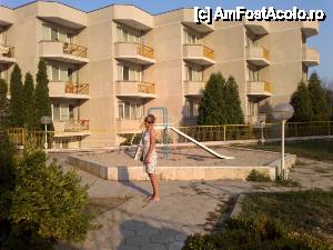 [P08] 'Hai, prietenul meu' pare sa spuna Milady, sa ne pregatim de somnul de dupa-amiaza. Sau: 'mai termini si tu cu foto odata??? ' In spate toboganul vazut de fie-mea acasa la descarcarea pozelor si care a generat niste ochi maaari.  » foto by le_maitre
 - 
<span class="allrVoted glyphicon glyphicon-heart hidden" id="av447594"></span>
<a class="m-l-10 hidden" id="sv447594" onclick="voting_Foto_DelVot(,447594,14836)" role="button">șterge vot <span class="glyphicon glyphicon-remove"></span></a>
<a id="v9447594" class=" c-red"  onclick="voting_Foto_SetVot(447594)" role="button"><span class="glyphicon glyphicon-heart-empty"></span> <b>LIKE</b> = Votează poza</a> <img class="hidden"  id="f447594W9" src="/imagini/loader.gif" border="0" /><span class="AjErrMes hidden" id="e447594ErM"></span>