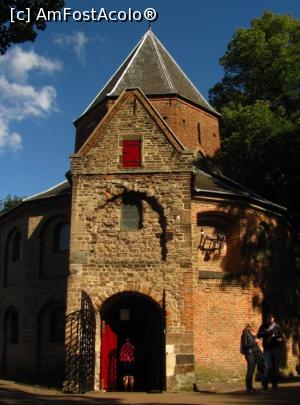 [P02] Tot in parkul Valkhof este si capela St. Nicolae, una dintre cele mai vechi cladiri din piatra din Olanda. Este construita in jurul anului 1000, dar actualul aspect este rezultat in urma modificarilor din 1400 » foto by Radu Tudoran
 - 
<span class="allrVoted glyphicon glyphicon-heart hidden" id="av711767"></span>
<a class="m-l-10 hidden" id="sv711767" onclick="voting_Foto_DelVot(,711767,14846)" role="button">șterge vot <span class="glyphicon glyphicon-remove"></span></a>
<a id="v9711767" class=" c-red"  onclick="voting_Foto_SetVot(711767)" role="button"><span class="glyphicon glyphicon-heart-empty"></span> <b>LIKE</b> = Votează poza</a> <img class="hidden"  id="f711767W9" src="/imagini/loader.gif" border="0" /><span class="AjErrMes hidden" id="e711767ErM"></span>