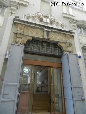 [P18] Intrarea in 'Schneidertemple' - veche sinagoga evreiasca. Galata.  » foto by TraianS
 - 
<span class="allrVoted glyphicon glyphicon-heart hidden" id="av436093"></span>
<a class="m-l-10 hidden" id="sv436093" onclick="voting_Foto_DelVot(,436093,14995)" role="button">șterge vot <span class="glyphicon glyphicon-remove"></span></a>
<a id="v9436093" class=" c-red"  onclick="voting_Foto_SetVot(436093)" role="button"><span class="glyphicon glyphicon-heart-empty"></span> <b>LIKE</b> = Votează poza</a> <img class="hidden"  id="f436093W9" src="/imagini/loader.gif" border="0" /><span class="AjErrMes hidden" id="e436093ErM"></span>