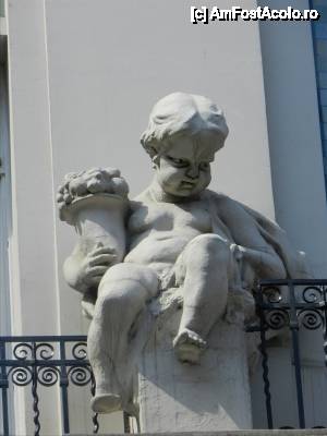 [P03] O statuie de pe o cladire din Piata Karakoy. Imperiul Otoman, suferea o criza de identitate, se pare.  » foto by TraianS
 - 
<span class="allrVoted glyphicon glyphicon-heart hidden" id="av436078"></span>
<a class="m-l-10 hidden" id="sv436078" onclick="voting_Foto_DelVot(,436078,14995)" role="button">șterge vot <span class="glyphicon glyphicon-remove"></span></a>
<a id="v9436078" class=" c-red"  onclick="voting_Foto_SetVot(436078)" role="button"><span class="glyphicon glyphicon-heart-empty"></span> <b>LIKE</b> = Votează poza</a> <img class="hidden"  id="f436078W9" src="/imagini/loader.gif" border="0" /><span class="AjErrMes hidden" id="e436078ErM"></span>