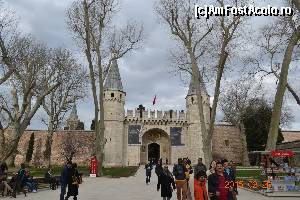 [P13] Poarta palatului Topkapi » foto by Kyandra
 - 
<span class="allrVoted glyphicon glyphicon-heart hidden" id="av602419"></span>
<a class="m-l-10 hidden" id="sv602419" onclick="voting_Foto_DelVot(,602419,14995)" role="button">șterge vot <span class="glyphicon glyphicon-remove"></span></a>
<a id="v9602419" class=" c-red"  onclick="voting_Foto_SetVot(602419)" role="button"><span class="glyphicon glyphicon-heart-empty"></span> <b>LIKE</b> = Votează poza</a> <img class="hidden"  id="f602419W9" src="/imagini/loader.gif" border="0" /><span class="AjErrMes hidden" id="e602419ErM"></span>