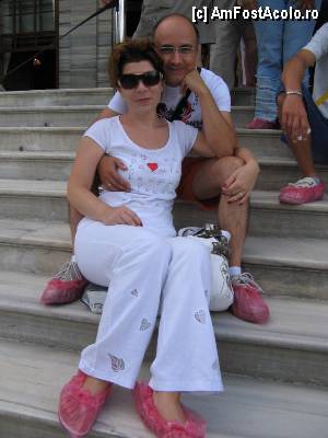 [P16] Cu tălpici de plastic așteptând să intram la Palatul Dolmabahce.  » foto by gettutza
 - 
<span class="allrVoted glyphicon glyphicon-heart hidden" id="av380518"></span>
<a class="m-l-10 hidden" id="sv380518" onclick="voting_Foto_DelVot(,380518,14995)" role="button">șterge vot <span class="glyphicon glyphicon-remove"></span></a>
<a id="v9380518" class=" c-red"  onclick="voting_Foto_SetVot(380518)" role="button"><span class="glyphicon glyphicon-heart-empty"></span> <b>LIKE</b> = Votează poza</a> <img class="hidden"  id="f380518W9" src="/imagini/loader.gif" border="0" /><span class="AjErrMes hidden" id="e380518ErM"></span>