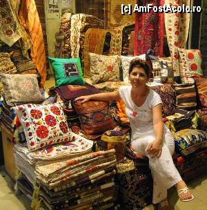 [P21] Stand de tapițerii în Grand Bazar.  » foto by gettutza
 - 
<span class="allrVoted glyphicon glyphicon-heart hidden" id="av380525"></span>
<a class="m-l-10 hidden" id="sv380525" onclick="voting_Foto_DelVot(,380525,14995)" role="button">șterge vot <span class="glyphicon glyphicon-remove"></span></a>
<a id="v9380525" class=" c-red"  onclick="voting_Foto_SetVot(380525)" role="button"><span class="glyphicon glyphicon-heart-empty"></span> <b>LIKE</b> = Votează poza</a> <img class="hidden"  id="f380525W9" src="/imagini/loader.gif" border="0" /><span class="AjErrMes hidden" id="e380525ErM"></span>