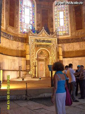 [P12] Detaliu din sala mare a Sfintei Sofia cu mihrab/ul care indica directia de rugaciune spre Mecca.  » foto by calatorul
 - 
<span class="allrVoted glyphicon glyphicon-heart hidden" id="av564685"></span>
<a class="m-l-10 hidden" id="sv564685" onclick="voting_Foto_DelVot(,564685,14995)" role="button">șterge vot <span class="glyphicon glyphicon-remove"></span></a>
<a id="v9564685" class=" c-red"  onclick="voting_Foto_SetVot(564685)" role="button"><span class="glyphicon glyphicon-heart-empty"></span> <b>LIKE</b> = Votează poza</a> <img class="hidden"  id="f564685W9" src="/imagini/loader.gif" border="0" /><span class="AjErrMes hidden" id="e564685ErM"></span>