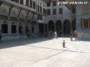 [P21] Aceeasi curte a Haremului palatului sultanului unde sotiile sale puteau iesi sa se plimbe, fara a fi vazute din afara.  » foto by calatorul
 - 
<span class="allrVoted glyphicon glyphicon-heart hidden" id="av564699"></span>
<a class="m-l-10 hidden" id="sv564699" onclick="voting_Foto_DelVot(,564699,14995)" role="button">șterge vot <span class="glyphicon glyphicon-remove"></span></a>
<a id="v9564699" class=" c-red"  onclick="voting_Foto_SetVot(564699)" role="button"><span class="glyphicon glyphicon-heart-empty"></span> <b>LIKE</b> = Votează poza</a> <img class="hidden"  id="f564699W9" src="/imagini/loader.gif" border="0" /><span class="AjErrMes hidden" id="e564699ErM"></span>