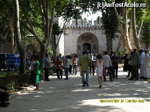 [P26] Curtea exterioara a palatului Topkapi si intrarea prin Inalta Poarta.  » foto by calatorul
 - 
<span class="allrVoted glyphicon glyphicon-heart hidden" id="av564708"></span>
<a class="m-l-10 hidden" id="sv564708" onclick="voting_Foto_DelVot(,564708,14995)" role="button">șterge vot <span class="glyphicon glyphicon-remove"></span></a>
<a id="v9564708" class=" c-red"  onclick="voting_Foto_SetVot(564708)" role="button"><span class="glyphicon glyphicon-heart-empty"></span> <b>LIKE</b> = Votează poza</a> <img class="hidden"  id="f564708W9" src="/imagini/loader.gif" border="0" /><span class="AjErrMes hidden" id="e564708ErM"></span>