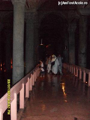 [P28] Imagine din Basilica Cisterna numita Yerebatan Sarnici, cistenra scufundata. Dincolo de coloane, sub aleea de marmura, sunt bazine cu apa potabila stocata.  » foto by calatorul
 - 
<span class="allrVoted glyphicon glyphicon-heart hidden" id="av564711"></span>
<a class="m-l-10 hidden" id="sv564711" onclick="voting_Foto_DelVot(,564711,14995)" role="button">șterge vot <span class="glyphicon glyphicon-remove"></span></a>
<a id="v9564711" class=" c-red"  onclick="voting_Foto_SetVot(564711)" role="button"><span class="glyphicon glyphicon-heart-empty"></span> <b>LIKE</b> = Votează poza</a> <img class="hidden"  id="f564711W9" src="/imagini/loader.gif" border="0" /><span class="AjErrMes hidden" id="e564711ErM"></span>