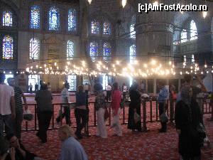 [P05] In Moscheea Albastra din Istanbul se vede gardul despartitor al culoarului turistilor fata de zona credinciosilor barbati. Lumea e desculta.  » foto by calatorul
 - 
<span class="allrVoted glyphicon glyphicon-heart hidden" id="av564676"></span>
<a class="m-l-10 hidden" id="sv564676" onclick="voting_Foto_DelVot(,564676,14995)" role="button">șterge vot <span class="glyphicon glyphicon-remove"></span></a>
<a id="v9564676" class=" c-red"  onclick="voting_Foto_SetVot(564676)" role="button"><span class="glyphicon glyphicon-heart-empty"></span> <b>LIKE</b> = Votează poza</a> <img class="hidden"  id="f564676W9" src="/imagini/loader.gif" border="0" /><span class="AjErrMes hidden" id="e564676ErM"></span>