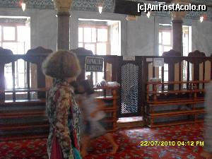 [P07] IN Moscheea Albastra din Istanbul se vede zona de despartire dintre culoarul turistilor si locul unde se roaga femeile mahomedane » foto by calatorul
 - 
<span class="allrVoted glyphicon glyphicon-heart hidden" id="av564678"></span>
<a class="m-l-10 hidden" id="sv564678" onclick="voting_Foto_DelVot(,564678,14995)" role="button">șterge vot <span class="glyphicon glyphicon-remove"></span></a>
<a id="v9564678" class=" c-red"  onclick="voting_Foto_SetVot(564678)" role="button"><span class="glyphicon glyphicon-heart-empty"></span> <b>LIKE</b> = Votează poza</a> <img class="hidden"  id="f564678W9" src="/imagini/loader.gif" border="0" /><span class="AjErrMes hidden" id="e564678ErM"></span>