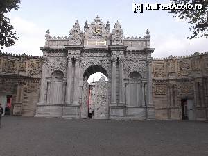[P10] Poarta principală de intrare în Palatul Dolmabahce » foto by Aurici
 - 
<span class="allrVoted glyphicon glyphicon-heart hidden" id="av692666"></span>
<a class="m-l-10 hidden" id="sv692666" onclick="voting_Foto_DelVot(,692666,14995)" role="button">șterge vot <span class="glyphicon glyphicon-remove"></span></a>
<a id="v9692666" class=" c-red"  onclick="voting_Foto_SetVot(692666)" role="button"><span class="glyphicon glyphicon-heart-empty"></span> <b>LIKE</b> = Votează poza</a> <img class="hidden"  id="f692666W9" src="/imagini/loader.gif" border="0" /><span class="AjErrMes hidden" id="e692666ErM"></span>