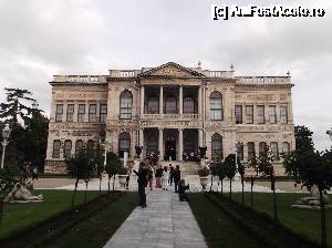 [P11] Palatul Dolmabahce - intrarea » foto by Aurici
 - 
<span class="allrVoted glyphicon glyphicon-heart hidden" id="av692667"></span>
<a class="m-l-10 hidden" id="sv692667" onclick="voting_Foto_DelVot(,692667,14995)" role="button">șterge vot <span class="glyphicon glyphicon-remove"></span></a>
<a id="v9692667" class=" c-red"  onclick="voting_Foto_SetVot(692667)" role="button"><span class="glyphicon glyphicon-heart-empty"></span> <b>LIKE</b> = Votează poza</a> <img class="hidden"  id="f692667W9" src="/imagini/loader.gif" border="0" /><span class="AjErrMes hidden" id="e692667ErM"></span>