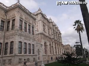 [P16] Palatul Dolmabahce - la ieșire » foto by Aurici
 - 
<span class="allrVoted glyphicon glyphicon-heart hidden" id="av692672"></span>
<a class="m-l-10 hidden" id="sv692672" onclick="voting_Foto_DelVot(,692672,14995)" role="button">șterge vot <span class="glyphicon glyphicon-remove"></span></a>
<a id="v9692672" class=" c-red"  onclick="voting_Foto_SetVot(692672)" role="button"><span class="glyphicon glyphicon-heart-empty"></span> <b>LIKE</b> = Votează poza</a> <img class="hidden"  id="f692672W9" src="/imagini/loader.gif" border="0" /><span class="AjErrMes hidden" id="e692672ErM"></span>