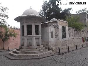 [P36] Mormântul arhitectului Mimar Sinan - lângă zidurile moscheei Suleymaniye, pe care a proiectat-o » foto by Aurici
 - 
<span class="allrVoted glyphicon glyphicon-heart hidden" id="av692692"></span>
<a class="m-l-10 hidden" id="sv692692" onclick="voting_Foto_DelVot(,692692,14995)" role="button">șterge vot <span class="glyphicon glyphicon-remove"></span></a>
<a id="v9692692" class=" c-red"  onclick="voting_Foto_SetVot(692692)" role="button"><span class="glyphicon glyphicon-heart-empty"></span> <b>LIKE</b> = Votează poza</a> <img class="hidden"  id="f692692W9" src="/imagini/loader.gif" border="0" /><span class="AjErrMes hidden" id="e692692ErM"></span>