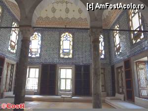 [P22] III. Ahmed Kütüphanesi (Biblioteca lui Ahmed al III-lea), din care lipsesc cu desăvârşire cărţile.  » foto by Costi
 - 
<span class="allrVoted glyphicon glyphicon-heart hidden" id="av426447"></span>
<a class="m-l-10 hidden" id="sv426447" onclick="voting_Foto_DelVot(,426447,14995)" role="button">șterge vot <span class="glyphicon glyphicon-remove"></span></a>
<a id="v9426447" class=" c-red"  onclick="voting_Foto_SetVot(426447)" role="button"><span class="glyphicon glyphicon-heart-empty"></span> <b>LIKE</b> = Votează poza</a> <img class="hidden"  id="f426447W9" src="/imagini/loader.gif" border="0" /><span class="AjErrMes hidden" id="e426447ErM"></span>