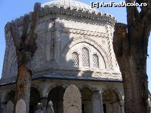 [P56] Aici se afla mormantul cuceritorului Constantinopolelui, Soliman Magnificul (alaturi de mama lui, sotia si unul din fii sultanului). Si acst monument a fost construit tot de marele arhitect Sinan.  » foto by Puiu2010
 - 
<span class="allrVoted glyphicon glyphicon-heart hidden" id="av676530"></span>
<a class="m-l-10 hidden" id="sv676530" onclick="voting_Foto_DelVot(,676530,14995)" role="button">șterge vot <span class="glyphicon glyphicon-remove"></span></a>
<a id="v9676530" class=" c-red"  onclick="voting_Foto_SetVot(676530)" role="button"><span class="glyphicon glyphicon-heart-empty"></span> <b>LIKE</b> = Votează poza</a> <img class="hidden"  id="f676530W9" src="/imagini/loader.gif" border="0" /><span class="AjErrMes hidden" id="e676530ErM"></span>