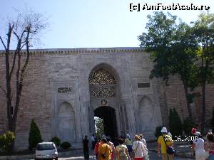 [P26] La intrare în Palatul Topkapî » foto by irinad
 - 
<span class="allrVoted glyphicon glyphicon-heart hidden" id="av609276"></span>
<a class="m-l-10 hidden" id="sv609276" onclick="voting_Foto_DelVot(,609276,14995)" role="button">șterge vot <span class="glyphicon glyphicon-remove"></span></a>
<a id="v9609276" class=" c-red"  onclick="voting_Foto_SetVot(609276)" role="button"><span class="glyphicon glyphicon-heart-empty"></span> <b>LIKE</b> = Votează poza</a> <img class="hidden"  id="f609276W9" src="/imagini/loader.gif" border="0" /><span class="AjErrMes hidden" id="e609276ErM"></span>