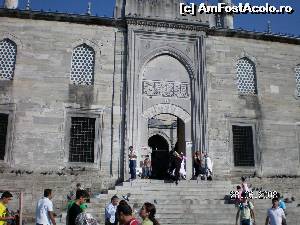 [P48] La intrarea în Moscheea Nouă » foto by irinad
 - 
<span class="allrVoted glyphicon glyphicon-heart hidden" id="av609302"></span>
<a class="m-l-10 hidden" id="sv609302" onclick="voting_Foto_DelVot(,609302,14995)" role="button">șterge vot <span class="glyphicon glyphicon-remove"></span></a>
<a id="v9609302" class=" c-red"  onclick="voting_Foto_SetVot(609302)" role="button"><span class="glyphicon glyphicon-heart-empty"></span> <b>LIKE</b> = Votează poza</a> <img class="hidden"  id="f609302W9" src="/imagini/loader.gif" border="0" /><span class="AjErrMes hidden" id="e609302ErM"></span>