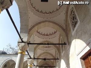 [P43] Clădire din curtea interioară a moscheii Yeni Valide Sultan » foto by irinad
 - 
<span class="allrVoted glyphicon glyphicon-heart hidden" id="av692650"></span>
<a class="m-l-10 hidden" id="sv692650" onclick="voting_Foto_DelVot(,692650,14995)" role="button">șterge vot <span class="glyphicon glyphicon-remove"></span></a>
<a id="v9692650" class=" c-red"  onclick="voting_Foto_SetVot(692650)" role="button"><span class="glyphicon glyphicon-heart-empty"></span> <b>LIKE</b> = Votează poza</a> <img class="hidden"  id="f692650W9" src="/imagini/loader.gif" border="0" /><span class="AjErrMes hidden" id="e692650ErM"></span>