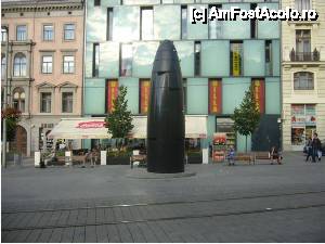 [P13] Construcţie de forma unui glonţ din Piaţa Libertăţii despre care aflăm ulterior că ar fi un ceas din piatră » foto by iccata
 - 
<span class="allrVoted glyphicon glyphicon-heart hidden" id="av453677"></span>
<a class="m-l-10 hidden" id="sv453677" onclick="voting_Foto_DelVot(,453677,15015)" role="button">șterge vot <span class="glyphicon glyphicon-remove"></span></a>
<a id="v9453677" class=" c-red"  onclick="voting_Foto_SetVot(453677)" role="button"><span class="glyphicon glyphicon-heart-empty"></span> <b>LIKE</b> = Votează poza</a> <img class="hidden"  id="f453677W9" src="/imagini/loader.gif" border="0" /><span class="AjErrMes hidden" id="e453677ErM"></span>